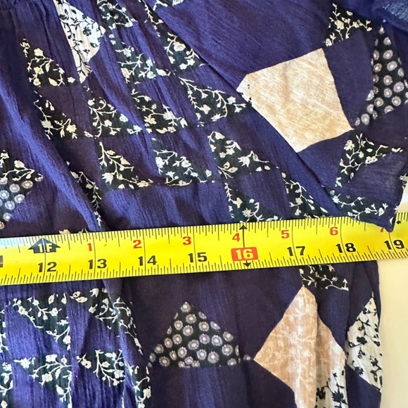 Madewell Smocked Mockneck Top in Patchwork Quilt — Size Medium | Like New - Picture 5 of 6